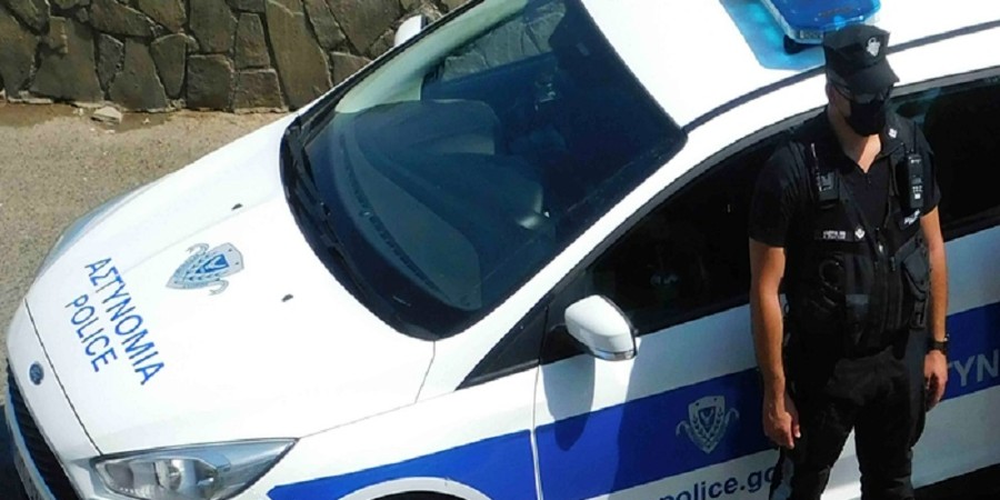 Όχημα κατέληξε αναποδογυρισμένο πάνω σε πεζόδρομο μετά από τροχαίο– Δείτε εικόνες
