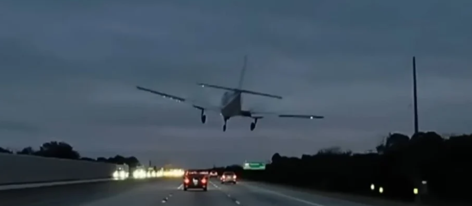 VIDEO: Παραλίγο τραγωδία – Αεροπλάνο προσγειώθηκε… πάνω σε αυτοκίνητο σε αυτοκινητόδρομο