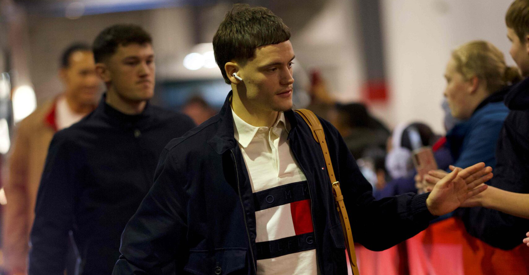 &Eta; &alpha;&nu;&delta;&rho;&iota;&kappa;ή &omicron;&mu;ά&delta;&alpha; &tau;&eta;&sigmaf; Liverpool FC &phi;&omicron;&rho;ά&epsilon;&iota; Tommy Hilfiger &sigma;&tau;&eta;&nu; &alpha;&nu;&alpha;&mu;έ&tau;&rho;&eta;&sigma;&eta; &tau;&eta;&sigmaf; Premier League &alpha;&pi;έ&nu;&alpha;&nu;&tau;&iota; &sigma;&tau;&eta; Newcastle United