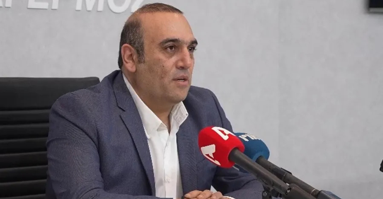 &Sigma;&phi;&omicron;&delta;&rho;ή &epsilon;&pi;ί&theta;&epsilon;&sigma;&eta; &Kappa;&alpha;&rho;&omicron;ύ&sigma;&omicron;&upsilon;: &laquo;&Alpha;&Kappa;&Epsilon;&Lambda; &kappa;&alpha;&iota; &Epsilon;&Lambda;&Alpha;&Mu; &gamma;ύ&rho;&iota;&sigma;&alpha;&nu; &tau;&eta;&nu; &pi;&lambda;ά&tau;&eta; &sigma;&tau;&omicron;&upsilon;&sigmaf; &pi;&rho;ό&sigma;&phi;&upsilon;&gamma;&epsilon;&sigmaf;&raquo;