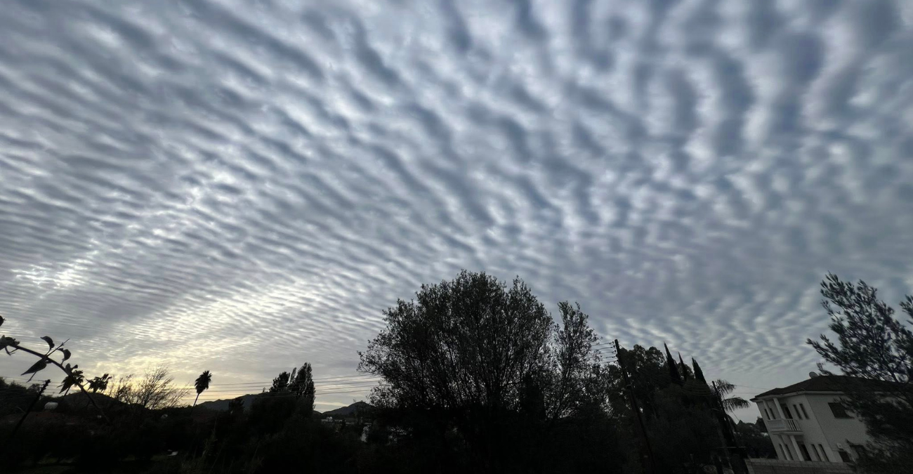 &Epsilon;&nu;&tau;&upsilon;&pi;&omega;&sigma;&iota;&alpha;&kappa;ό &theta;έ&alpha;&mu;&alpha; &sigma;&tau;&omicron;&nu; &omicron;&upsilon;&rho;&alpha;&nu;ό &tau;&eta;&sigmaf; &Kappa;ύ&pi;&rho;&omicron;&upsilon;: &Sigma;&alpha;&nu; &kappa;ύ&mu;&alpha;&tau;&alpha; &sigma;&tau;&omicron;&nu; &omicron;&upsilon;&rho;&alpha;&nu;ό - &Delta;&epsilon;ί&tau;&epsilon; &phi;&omega;&tau;&omicron;&gamma;&rho;&alpha;&phi;ί&epsilon;&sigmaf;