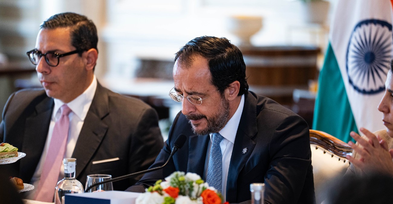 &Pi;&rho;ό&epsilon;&delta;&rho;&omicron;&sigmaf; &Chi;&rho;&iota;&sigma;&tau;&omicron;&delta;&omicron;&upsilon;&lambda;ί&delta;&eta;&sigmaf;: &Tau;&omicron; &delta;ώ&rho;&omicron; &pi;&omicron;&upsilon; &tau;&omicron;&upsilon; &chi;ά&rho;&iota;&sigma;&alpha;&nu; &sigma;&tau;&eta;&nu; &Iota;&nu;&delta;ί&alpha;, &pi;&rho;&omicron;&kappa;&alpha;&lambda;ώ&nu;&tau;&alpha;&sigmaf; &sigma;&upsilon;&gamma;&kappa;ί&nu;&eta;&sigma;&eta; &ndash; &Delta;&epsilon;ί&tau;&epsilon; &phi;&omega;&tau;&omicron;&gamma;&rho;&alpha;&phi;ί&alpha;
