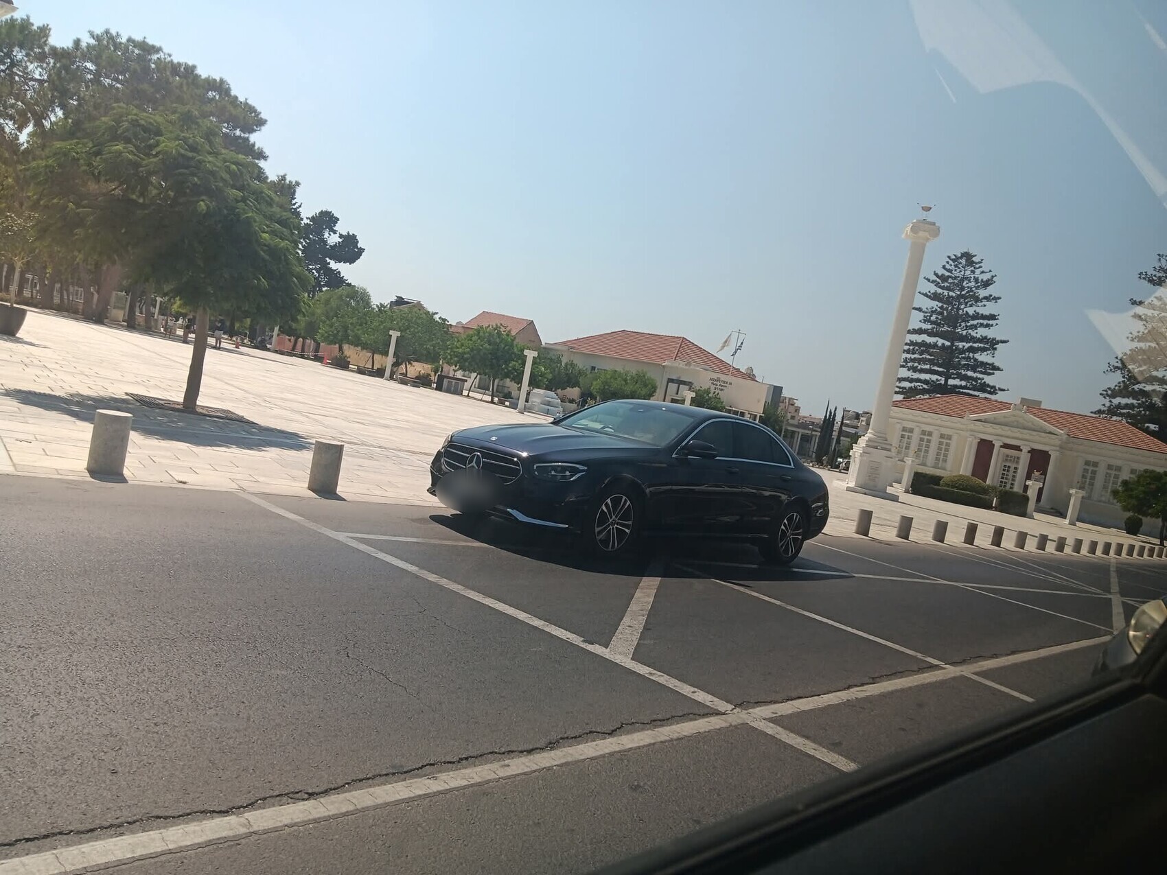 Το «τερμάτισε» οδηγός: Πάρκαρε «κύριος» μέσα σε ελεγχόμενο τετράγωνο