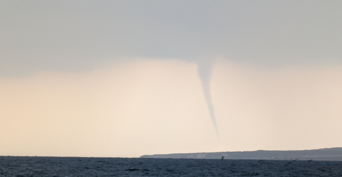 Σηκώθηκε υδροστρόβιλος από τη θάλασσα – Εντυπωσιακό βίντεο