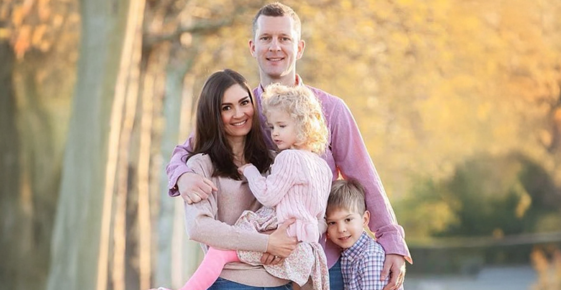 &Omicron;&iota;&kappa;&omicron;&gamma;&epsilon;&nu;&epsilon;&iota;&alpha;&kappa;ή &tau;&rho;&alpha;&gamma;&omega;&delta;ί&alpha;: &Mu;&eta;&tau;έ&rho;&alpha; &sigma;&kappa;ό&tau;&omega;&sigma;&epsilon; &tau;&alpha; &delta;ύ&omicron; &pi;&alpha;&iota;&delta;&iota;ά &tau;&eta;&sigmaf; &epsilon;&nu;ώ &omicron; &sigma;ύ&zeta;&upsilon;&gamma;ό&sigmaf; &tau;&eta;&sigmaf; έ&lambda;&epsilon;&iota;&pi;&epsilon; &sigma;&epsilon; &epsilon;&pi;&alpha;&gamma;&gamma;&epsilon;&lambda;&mu;&alpha;&tau;&iota;&kappa;ό &tau;&alpha;&xi;ί&delta;&iota; &sigma;&tau;&eta; &nu;ό&tau;&iota;&alpha; &Alpha;&mu;&epsilon;&rho;&iota;&kappa;ή