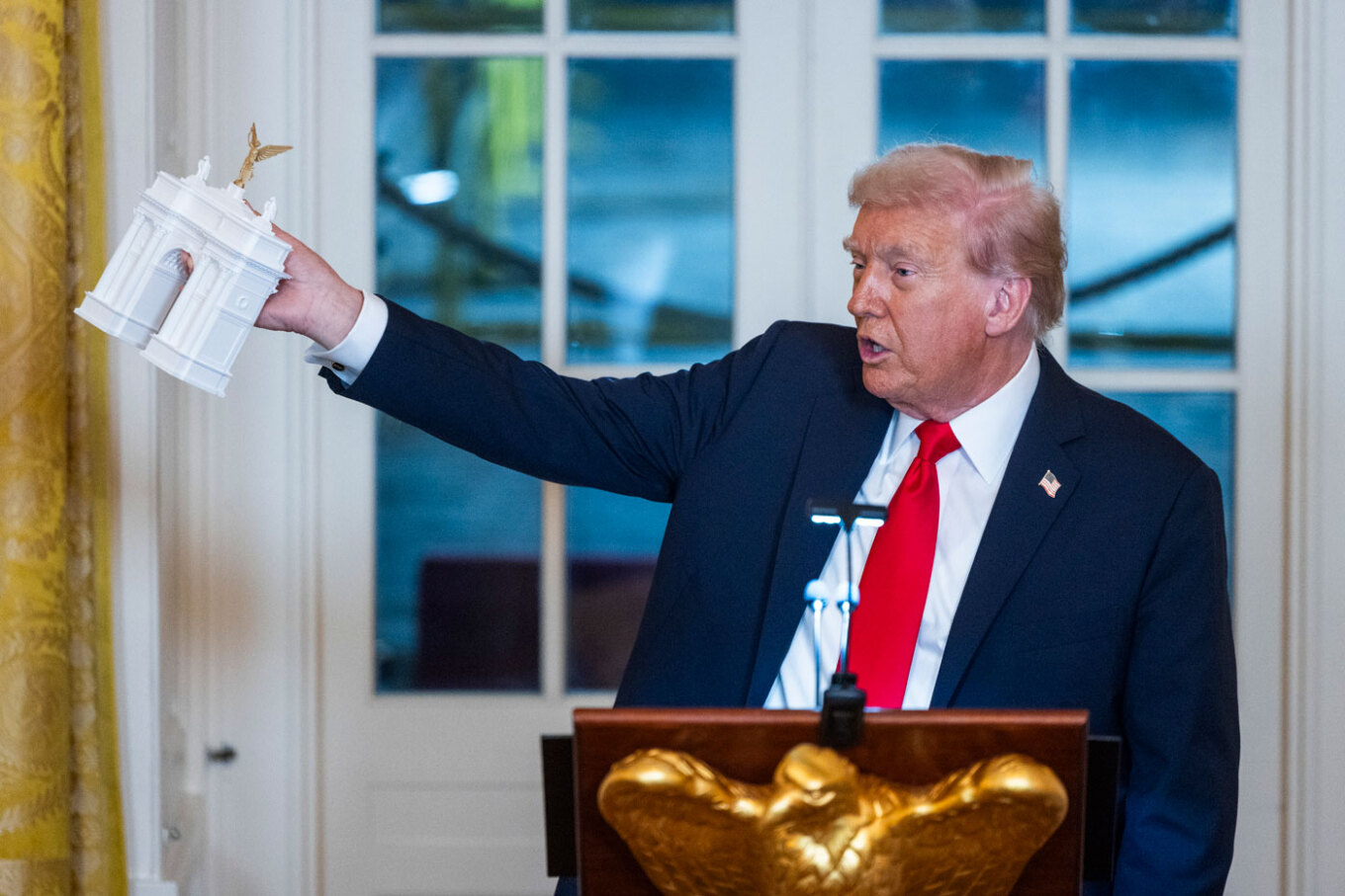 Σόου Τραμπ σε δείπνο δωρητών του Σόου Τραμπ σε δείπνο δωρητών του