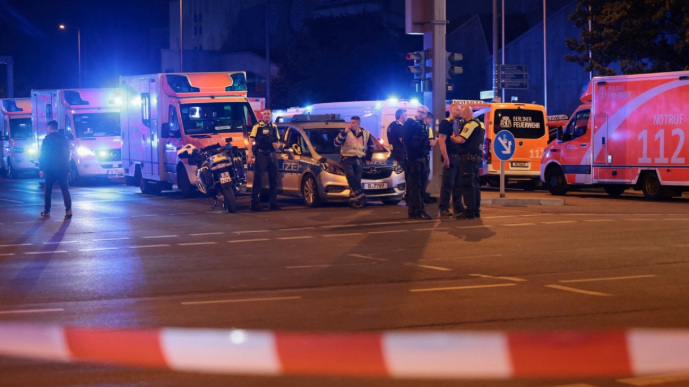 Έ&pi;&epsilon;&sigma;&epsilon; &mu;&epsilon; &beta;&alpha;&nu; &sigma;&tau;&omicron; &pi;&lambda;ή&theta;&omicron;&sigmaf; &kappa;&alpha;&iota; &pi;&alpha;&rho;έ&sigma;&upsilon;&rho;&epsilon; &sigma;&tau;&omicron;&nu; &theta;ά&nu;&alpha;&tau;&omicron; έ&nu;&alpha; &pi;&rho;ό&sigma;&omega;&pi;&omicron; - &Phi;&omicron;&nu;&iota;&kappa;ή &epsilon;&pi;ί&theta;&epsilon;&sigma;&eta; &sigma;&epsilon; pride &sigma;&tau;&omicron; &Beta;&epsilon;&rho;&omicron;&lambda;ί&nu;&omicron;