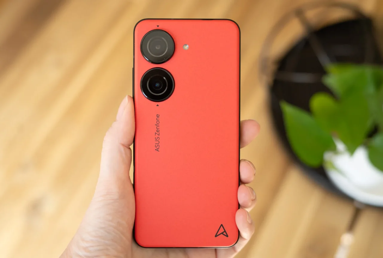 &Tau;έ&lambda;&omicron;&sigmaf; &epsilon;&pi;&omicron;&chi;ή&sigmaf;: &Eta; Asus &alpha;&pi;&omicron;&chi;&omega;&rho;&epsilon;ί &epsilon;&pi;ί&sigma;&eta;&mu;&alpha; &alpha;&pi;ό &tau;&alpha; smartphones