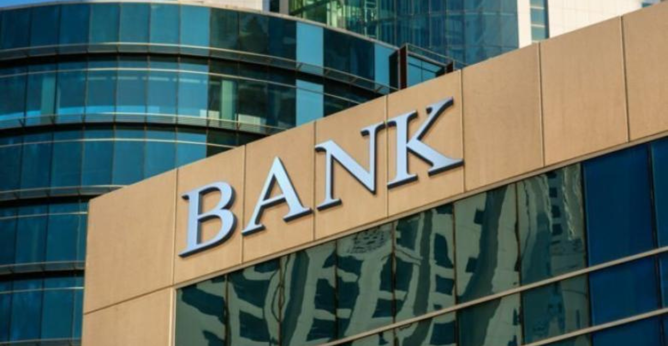 &Kappa;&lambda;&epsilon;ί&nu;&epsilon;&iota; &eta; &laquo;&psi;&alpha;&lambda;ί&delta;&alpha;&raquo; &sigma;&tau;&alpha; &epsilon;&pi;&iota;&tau;ό&kappa;&iota;&alpha;: &Pi;&iota;&omicron; &kappa;&omicron;&nu;&tau;ά &sigma;&tau;&eta;&nu; &epsilon;&upsilon;&rho;&omega;&zeta;ώ&nu;&eta; &omicron;&iota; &kappa;&upsilon;&pi;&rho;&iota;&alpha;&kappa;έ&sigmaf; &tau;&rho;ά&pi;&epsilon;&zeta;&epsilon;&sigmaf; &ndash; &Tau;&iota; &delta;&epsilon;ί&chi;&nu;&omicron;&upsilon;&nu; &tau;&alpha; &nu;έ&alpha; &sigma;&tau;&omicron;&iota;&chi;&epsilon;ί&alpha; &tau;&eta;&sigmaf; &Kappa;&Tau;&Kappa;