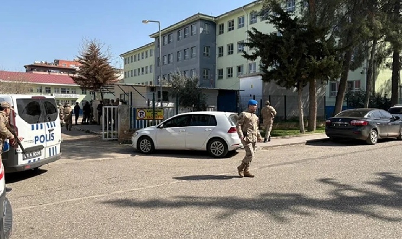 &Pi;&upsilon;&rho;&omicron;&beta;&omicron;&lambda;&iota;&sigma;&mu;&omicron;ί &sigma;&epsilon; &lambda;ύ&kappa;&epsilon;&iota;&omicron; &sigma;&tau;&eta;&nu; &Tau;&omicron;&upsilon;&rho;&kappa;ί&alpha;, &alpha;&nu;&alpha;&phi;&omicron;&rho;έ&sigmaf; &gamma;&iota;&alpha; &tau;&omicron;&upsilon;&lambda;ά&chi;&iota;&sigma;&tau;&omicron;&nu; 13 &tau;&rho;&alpha;&upsilon;&mu;&alpha;&tau;ί&epsilon;&sigmaf;, &mu;&alpha;&theta;&eta;&tau;έ&sigmaf; &tau;&rho;έ&chi;&omicron;&upsilon;&nu; &nu;&alpha; &sigma;&omega;&theta;&omicron;ύ&nu;, &delta;&epsilon;ί&tau;&epsilon; &beta;ί&nu;&tau;&epsilon;&omicron;