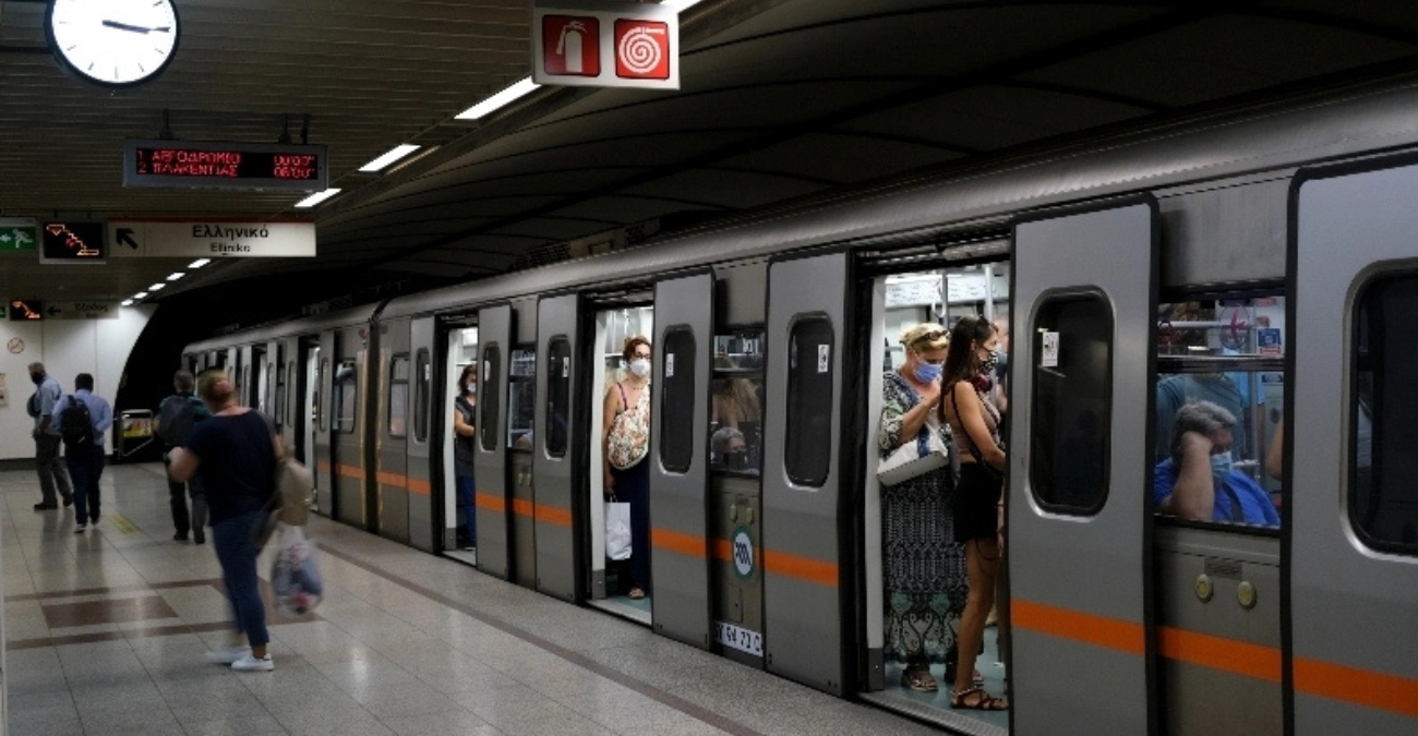 H νέα εκνευριστική συνήθεια στα μέσα μαζικής μεταφοράς που βγάζει τους επιβάτες εκτός εαυτού