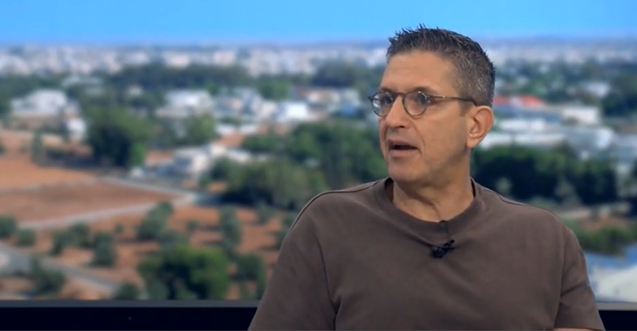 &Chi;&rho;&iota;&sigma;&tau;ό&phi;&omicron;&rho;&omicron;&sigmaf; &Tau;&omicron;&rho;&nu;&alpha;&rho;ί&tau;&eta;&sigmaf;: &laquo;&Omicron; &kappa;&upsilon;&pi;&rho;&iota;&alpha;&kappa;ό&sigmaf; &lambda;&alpha;ό&sigmaf; &theta;έ&lambda;&epsilon;&iota; &delta;&omicron;ύ&lambda;&epsilon;&mu;&alpha;, ό&chi;&iota; &alpha;&lambda;ή&theta;&epsilon;&iota;&epsilon;&sigmaf;&raquo; &ndash; &Tau;&omicron; &mu;έ&lambda;&lambda;&omicron;&nu; &tau;&omicron;&upsilon; &laquo;&Sigma;ή&kappa;&omicron;&upsilon; &Pi;ά&nu;&omega;&raquo; &kappa;&alpha;&iota; &tau;&alpha; &pi;&upsilon;&rho;ά &kappa;&alpha;&tau;ά &pi;ά&nu;&tau;&omega;&nu;