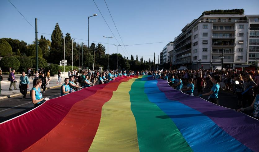 Οι γάμοι ομόφυλων ζευγαριών πρέπει να αναγνωρίζονται από όλα τα κράτη-μέλη