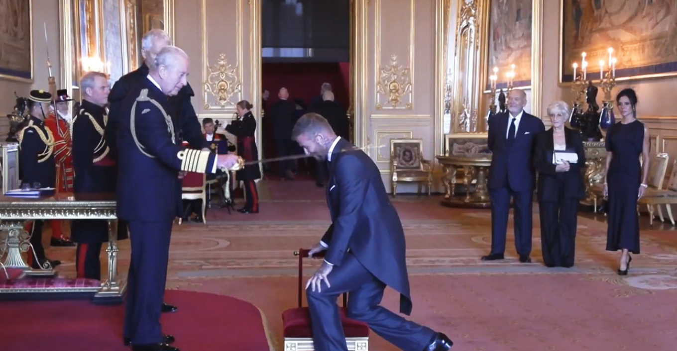 Ο Βασιλιάς Κάρολος έχρισε ιππότη τον Ντέιβιντ Μπέκαμ