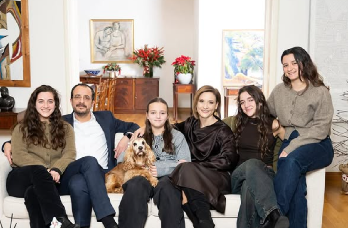 &Nu;ί&kappa;&omicron;&sigmaf; &Chi;&rho;&iota;&sigma;&tau;&omicron;&delta;&omicron;&upsilon;&lambda;ί&delta;&eta;&sigmaf; - &Phi;&iota;&lambda;ί&pi;&pi;&alpha; &Kappa;&alpha;&rho;&sigma;&epsilon;&rho;ά: &Gamma;&iota;&omicron;&rho;&tau;ά&zeta;&omicron;&upsilon;&nu; &tau;&alpha; 11&alpha; &gamma;&epsilon;&nu;έ&theta;&lambda;&iota;&alpha; &tau;&eta;&sigmaf; &kappa;ό&rho;&eta;&sigmaf; &tau;&omicron;&upsilon;&sigmaf; &Phi;&omicron;ί&beta;&eta;&sigmaf; - &Phi;&omega;&tau;&omicron;&gamma;&rho;&alpha;&phi;ί&alpha;