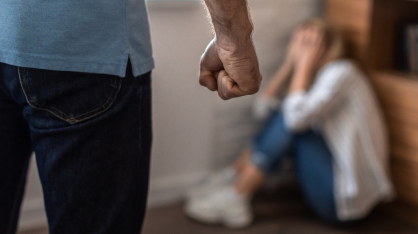 Μπροστά στα παιδιά τους ξυλοκόπησε τη σύντροφό του ο 50χρονος στην Ελλάδα Μπροστά στα παιδιά τους ξυλοκόπησε τη σύντροφό του ο 50χρονος στην Ελλάδα