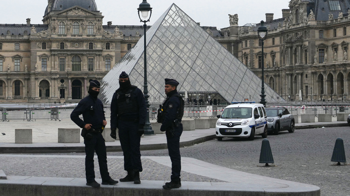 Πέντε νέες συλλήψεις υπόπτων για την κινηματογραφική ληστεία στο Λούβρο
