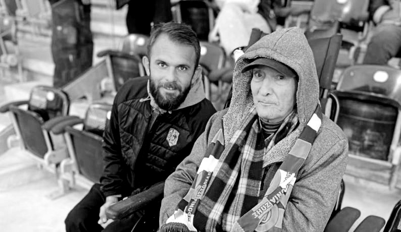 &Theta;&lambda;ί&psi;&eta; &sigma;&tau;&eta; &Lambda;ά&rho;&nu;&alpha;&kappa;&alpha;: Έ&phi;&upsilon;&gamma;&epsilon; &omicron; &Alpha;&Epsilon;&Kappa;&Tau;&Zeta;&Eta;&Sigma; &pi;&alpha;&pi;&pi;&omicron;ύ&sigmaf; - &laquo;&Epsilon;ί&sigma;&alpha;&iota; &kappa;&alpha;&iota; &theta;&alpha; &epsilon;ί&sigma;&alpha;&iota; &omicron; &mu;ά&gamma;&kappa;&alpha;&sigmaf; &mu;&omicron;&upsilon;, &omicron; &phi;ί&lambda;&omicron;&sigmaf; &mu;&omicron;&upsilon;, &tau;&omicron; &pi;&rho;ό&tau;&upsilon;&pi;ό &mu;&omicron;&upsilon;&raquo;