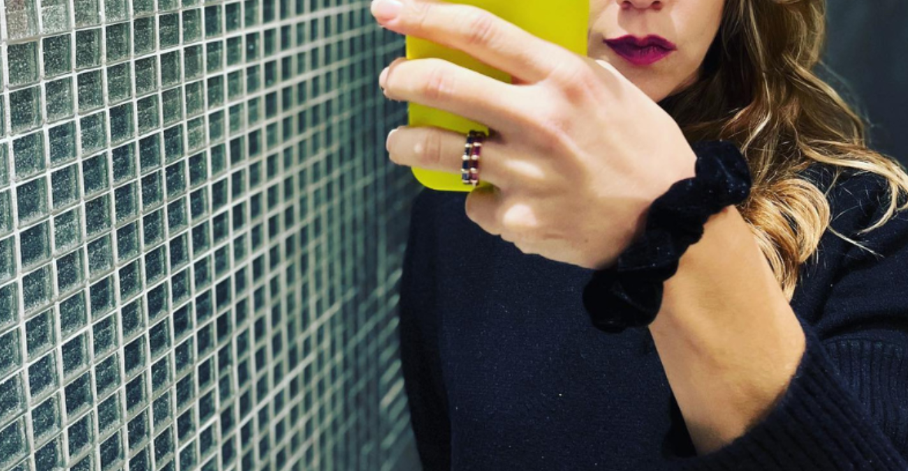 &Kappa;ύ&pi;&rho;&iota;&alpha; &eta;&theta;&omicron;&pi;&omicron;&iota;ό&sigmaf; &alpha;&nu;έ&beta;&alpha;&sigma;&epsilon; &phi;&omega;&tau;&omicron;&gamma;&rho;&alpha;&phi;ί&epsilon;&sigmaf; &pi;&omicron;&upsilon; &pi;&rho;&omicron;&kappa;&alpha;&lambda;&omicron;ύ&nu; &sigma;ά&lambda;&omicron; &ndash; &laquo;&Gamma;&iota;&alpha;&tau;ί &eta; &pi;&rho;ώ&tau;&eta; &sigma;&alpha;&sigmaf; &epsilon;&nu;ό&chi;&lambda;&eta;&sigma;&epsilon;;&raquo;