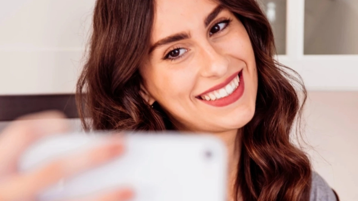 Όσοι αποφεύγουν να ποστάρουν φωτογραφίες τους, καθώς μεγαλώνουν, έχουν 10 σημαντικούς λόγους