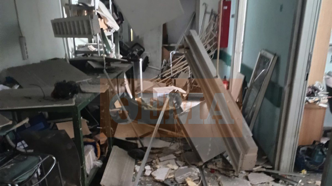 Βομβαρδισμένο τοπίο ο χώρος του νεκροτομείου στο Νοσοκομείο Σερρών μετά την έκρηξη