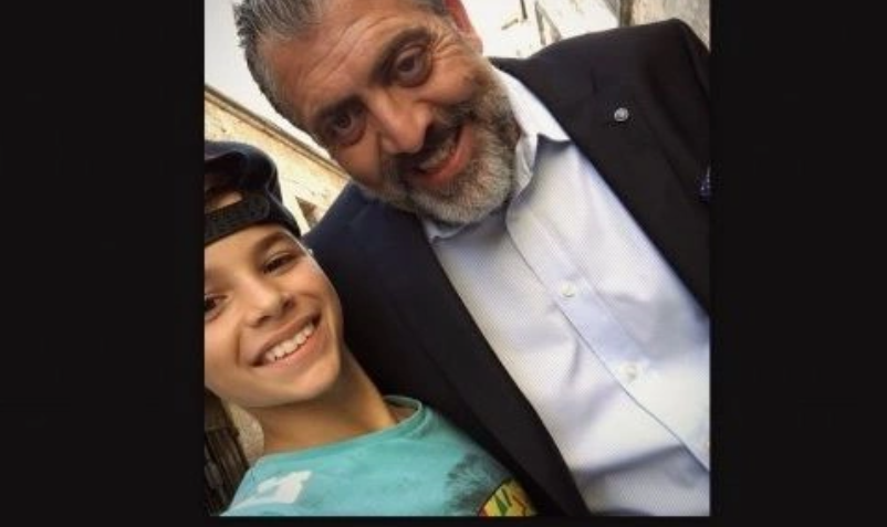 Από θαυμαστής του Κούλλη Νικολάου… συμπρωταγωνιστής στη Γη της Ελιάς – Δεν φαντάζεστε ποιος είναι!
