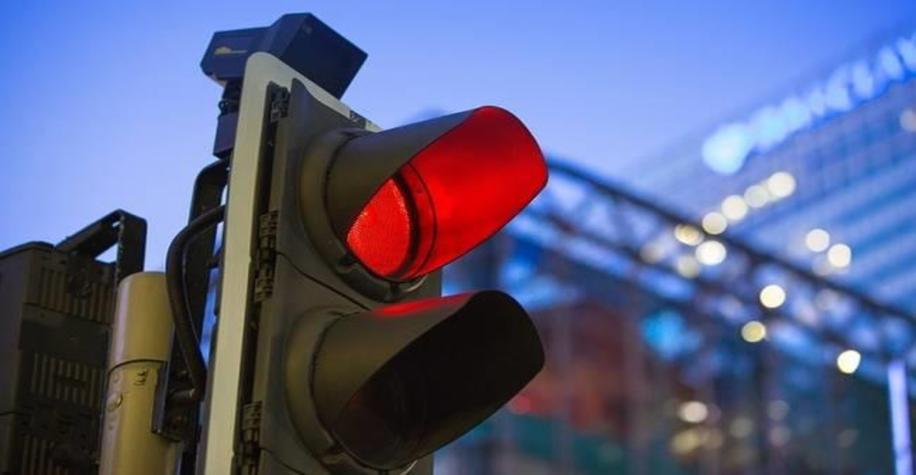 Τα είδαμε όλα: Περιπολικό στην Κύπρο πέρασε κατά πολύ την γραμμή σε κόκκινο φανάρι