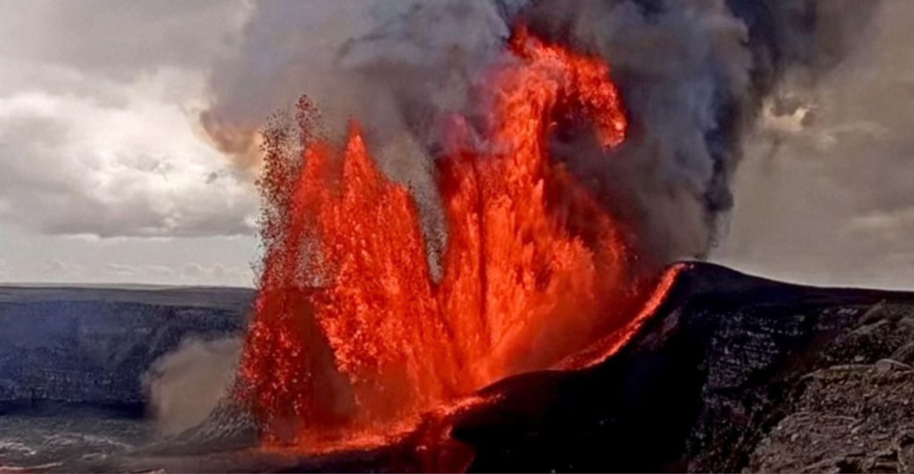 Πίδακας λάβας σε ύψος 300 μέτρων από το ηφαίστειο Κιλαουέα στη Χαβάη