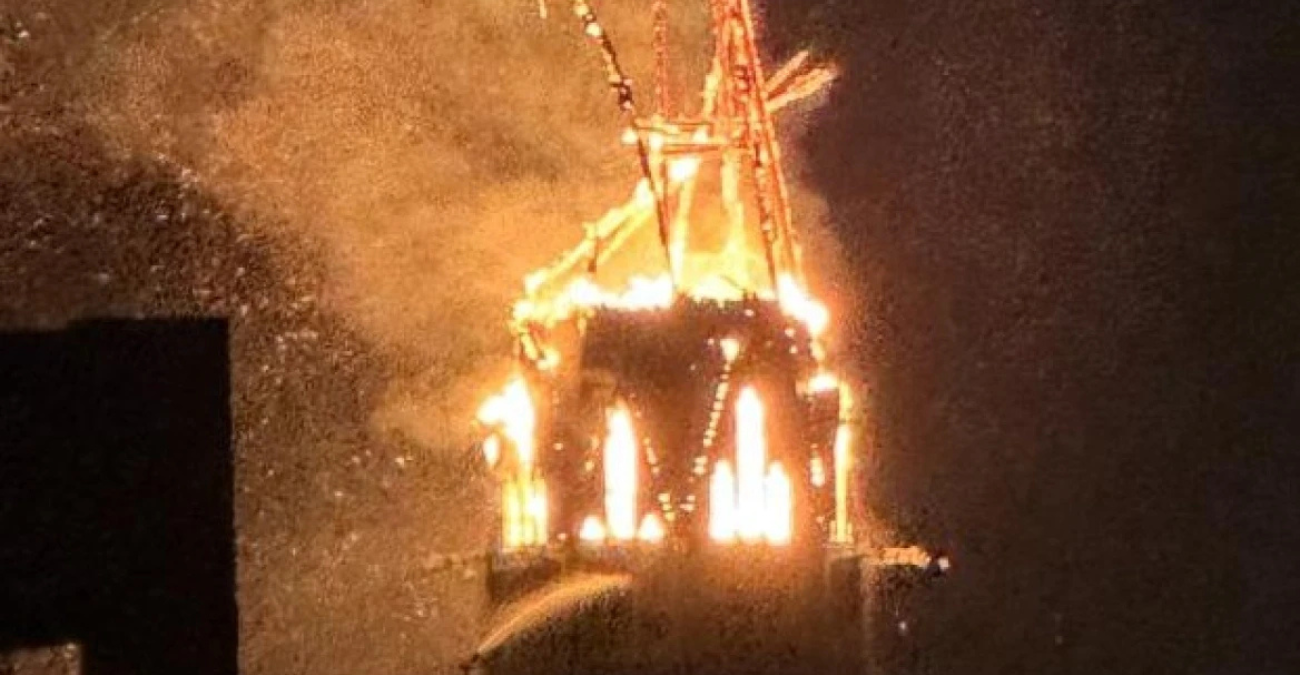 Δείτε βίντεο: Κατέρρευσε μέσα σε φλόγες ο πύργος ιστορικής εκκλησίας στο Άμστερνταμ