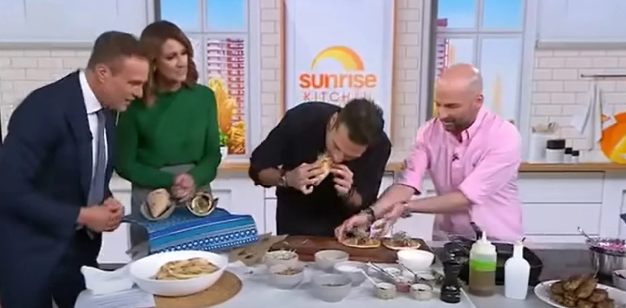 Ο Κωνσταντίνος Αργυρός πήγε σε πρωινή εκπομπή στην Αυστραλία και δοκίμασε σουβλάκι από… καγκουρό -Δείτε την αντίδρασή του