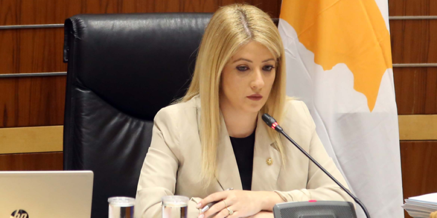 &Alpha;&nu;&nu;ί&tau;&alpha; &Delta;&eta;&mu;&eta;&tau;&rho;ί&omicron;&upsilon;: &Alpha;&pi;ό &tau;&omicron; &laquo;&epsilon;&kappa;&tau;ό&sigmaf; &psi;&eta;&phi;&omicron;&delta;&epsilon;&lambda;&tau;ί&omicron;&upsilon;&raquo; &sigma;&tau;&eta;&nu; &kappa;&omicron;&rho;&upsilon;&phi;ή &tau;&eta;&sigmaf; &kappa;&upsilon;&pi;&rho;&iota;&alpha;&kappa;ή&sigmaf; &pi;&omicron;&lambda;&iota;&tau;&iota;&kappa;ή&sigmaf; &sigma;&kappa;&eta;&nu;ή&sigmaf;