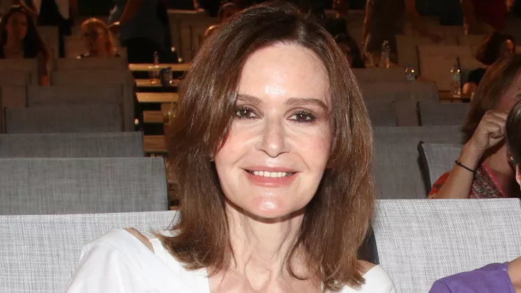 &Kappa;ά&tau;&iota;&alpha; &Delta;&alpha;&nu;&delta;&omicron;&upsilon;&lambda;ά&kappa;&eta; &gamma;&iota;&alpha; &Mu;ά&rho;&iota;&omicron; &Pi;&lambda;&omega;&rho;ί&tau;&eta;: &laquo;&Gamma;&iota;&alpha; 20 &chi;&rho;ό&nu;&iota;&alpha; ή&mu;&alpha;&sigma;&tau;&alpha;&nu; &tau;&rho;&epsilon;&iota;&sigmaf; &sigma;&tau;&eta; &sigma;&chi;έ&sigma;&eta; &mu;&alpha;&sigmaf;&raquo;