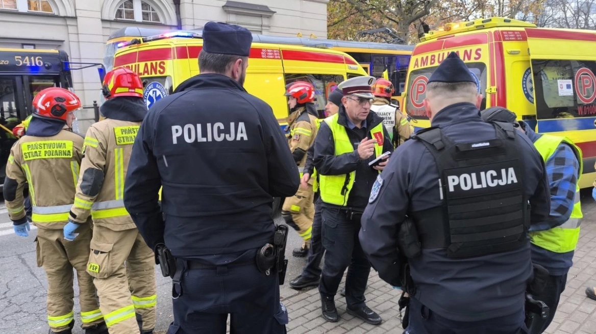 Σύγκρουση λεωφορείου με δύο τραμ στο κέντρο της Βαρσοβίας