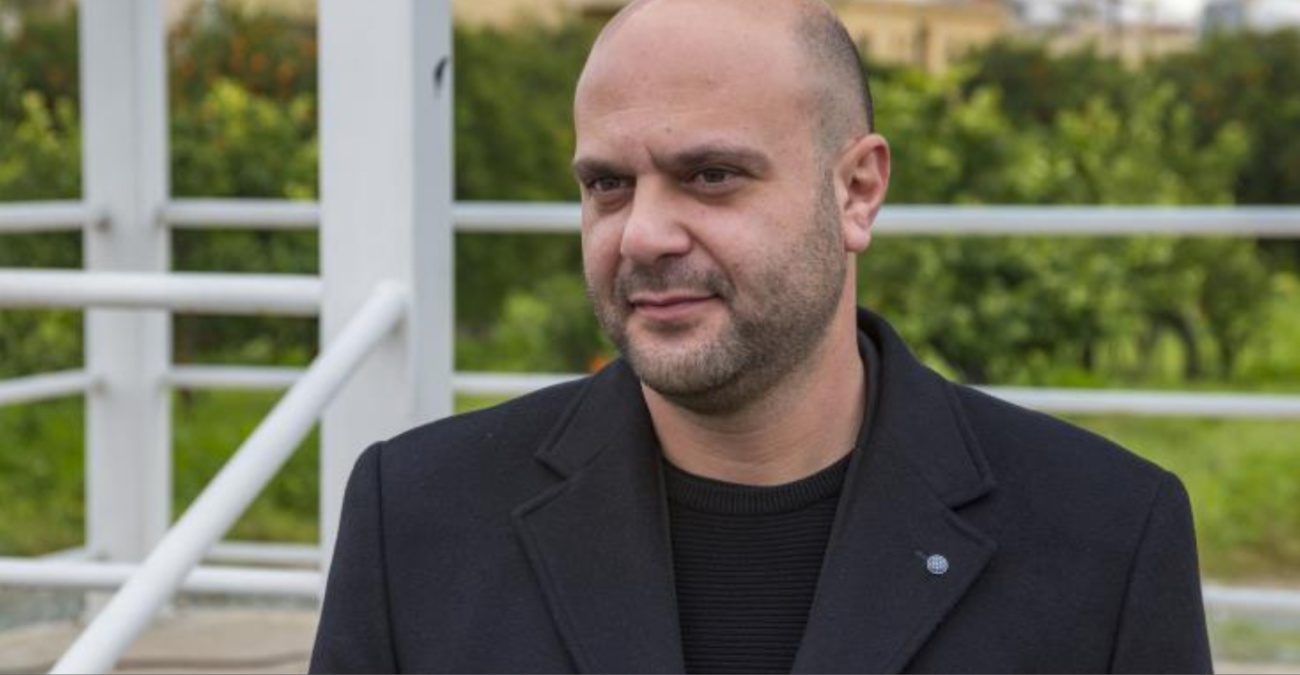 Χρίστος Χρίστου: Η απάντηση για την ταμπέλα που «άναψε φωτιές» και η θέση του για τα ομόφυλα ζευγάρια