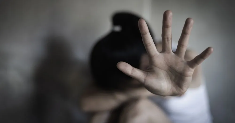 Την κρατούσαν όμηρο σε ξενοδοχείο και την εξανάγκαζαν να συνευρίσκεται με πελάτες Την κρατούσαν όμηρο σε ξενοδοχείο και την εξανάγκαζαν να συνευρίσκεται με πελάτες