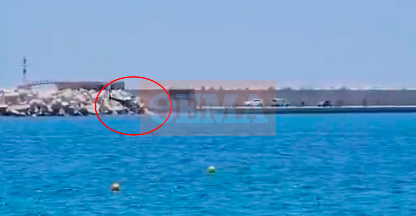 VIDEO: Συναγερμός στην Ελλάδα – Ελικόπτερο έπεσε κοντά στη Μαρίνα Βουλιαγμένης