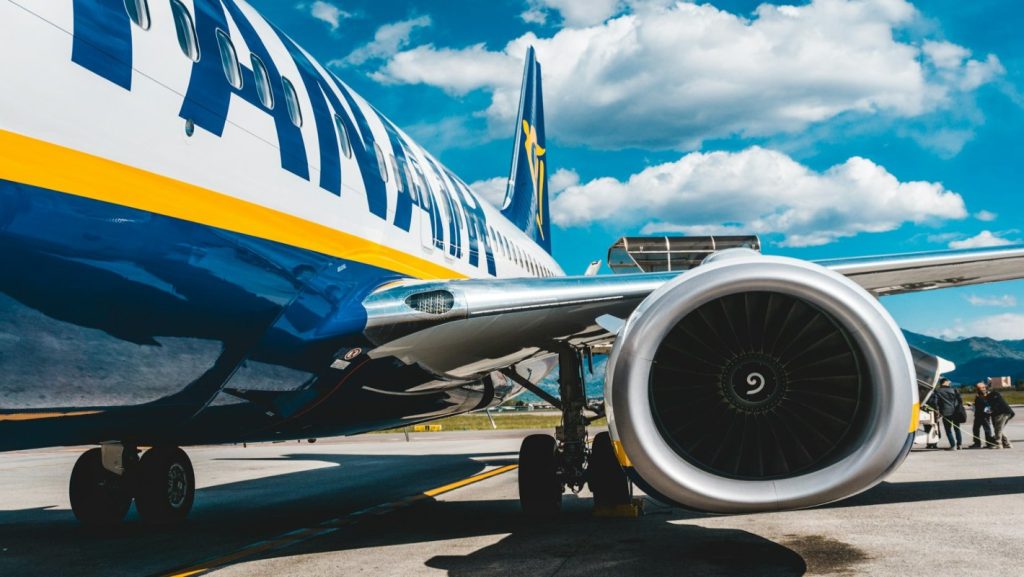 Ryanair: &Tau;&iota; &theta;&alpha; &alpha;&pi;&alpha;&gamma;&omicron;&rho;&epsilon;ύ&sigma;&epsilon;&iota; &sigma;&tau;&omicron;&upsilon;&sigmaf; &epsilon;&pi;&iota;&beta;ά&tau;&epsilon;&sigmaf; &pi;&rho;&iota;&nu; &tau;&iota;&sigmaf; &pi;&rho;&omega;&iota;&nu;έ&sigmaf; &pi;&tau;ή&sigma;&epsilon;&iota;&sigmaf;