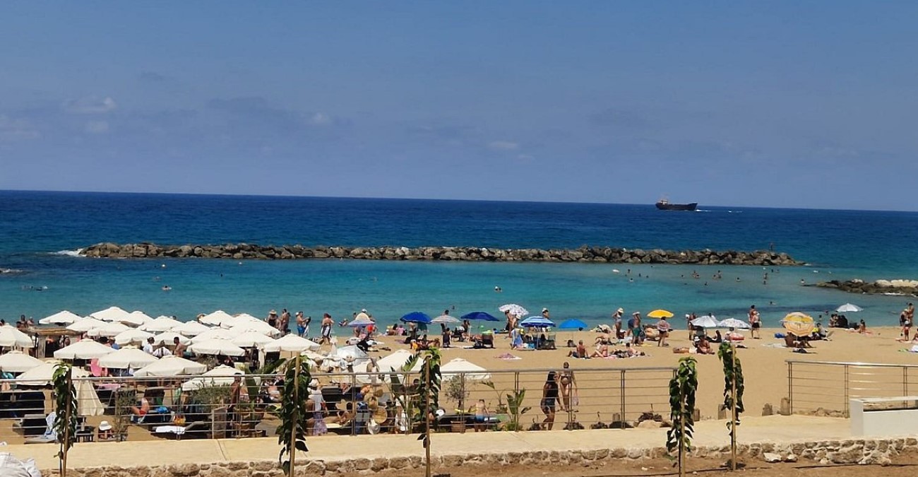 Ετοιμάζεσαι για καλοκαίρι; Νέες τιμές για ξαπλώστρες και ομπρέλες: Οι επαρχίες με τις πιο «τσουχτερές» αυξήσεις