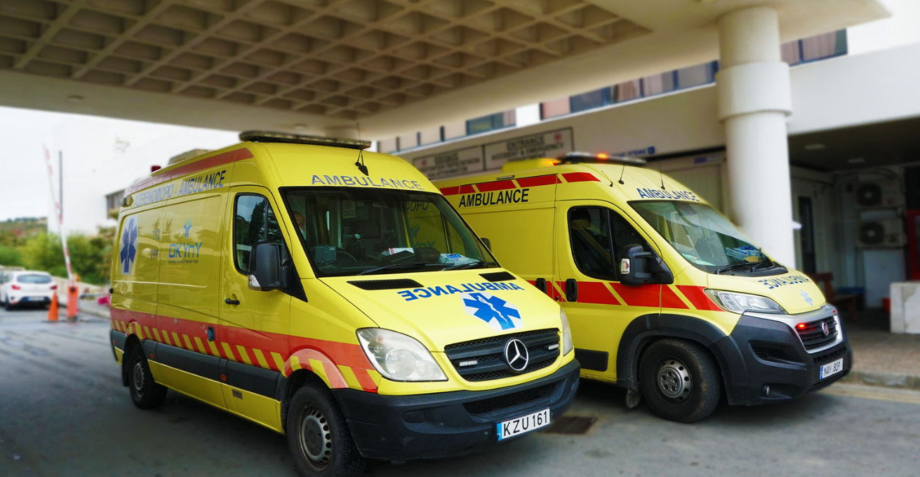 Σοβαρό τροχαίο με μοτοσικλετιστή: Συγκρούστηκε με διπλοκάμπινο - Η κατάσταση της υγείας του