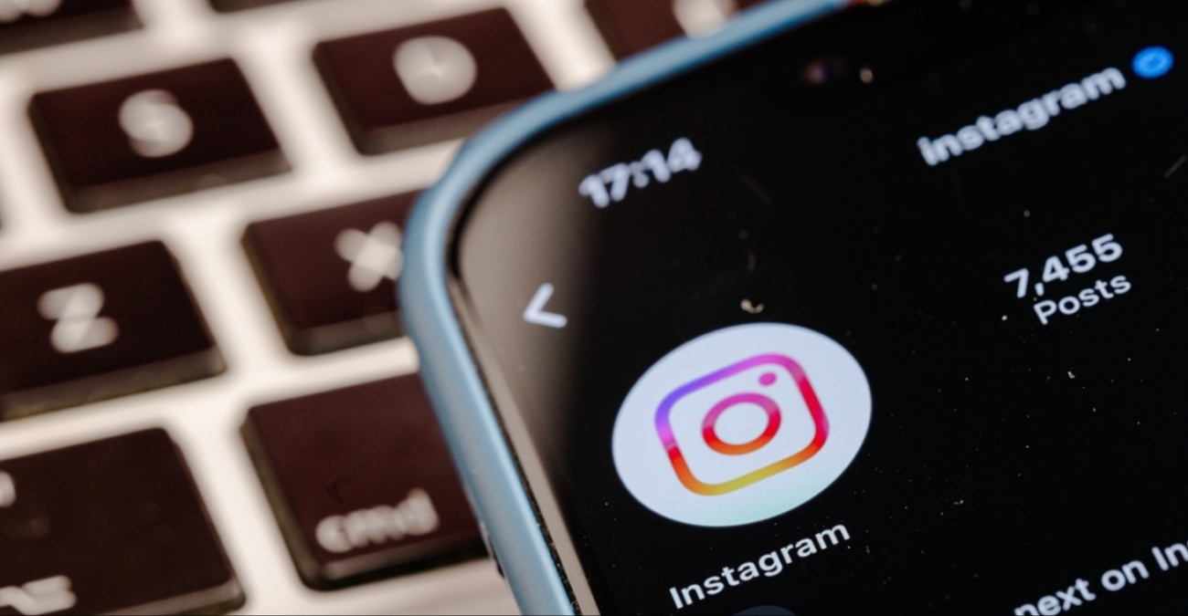 Instagram: &Eta; &nu;έ&alpha; &delta;&iota;&kappa;&lambda;&epsilon;ί&delta;&alpha; &alpha;&sigma;&phi;&alpha;&lambda;&epsilon;ί&alpha;&sigmaf; &pi;&omicron;&upsilon; &epsilon;&nu;&eta;&mu;&epsilon;&rho;ώ&nu;&epsilon;&iota; &tau;&omicron;&upsilon;&sigmaf; &gamma;&omicron;&nu;&epsilon;ί&sigmaf; ό&tau;&alpha;&nu; &omicron;&iota; έ&phi;&eta;&beta;&omicron;&iota; &alpha;&nu;&alpha;&zeta;&eta;&tau;&omicron;ύ&nu; &laquo;&sigma;&kappa;&omicron;&tau;&epsilon;&iota;&nu;ό&raquo; &pi;&epsilon;&rho;&iota;&epsilon;&chi;ό&mu;&epsilon;&nu;&omicron;