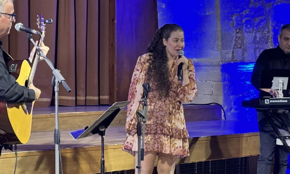 Συγκινητικό: Μάγεψε την Κρήτη η Νεφέλη Αντωνίου από την Κύπρο, που τραγουδάει αλλά δεν μιλάει