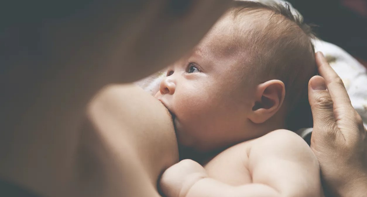 Δύο μαίες δίνουν tips για θηλάζουσες μητέρες το καλοκαίρι Δύο μαίες δίνουν tips για θηλάζουσες μητέρες το καλοκαίρι