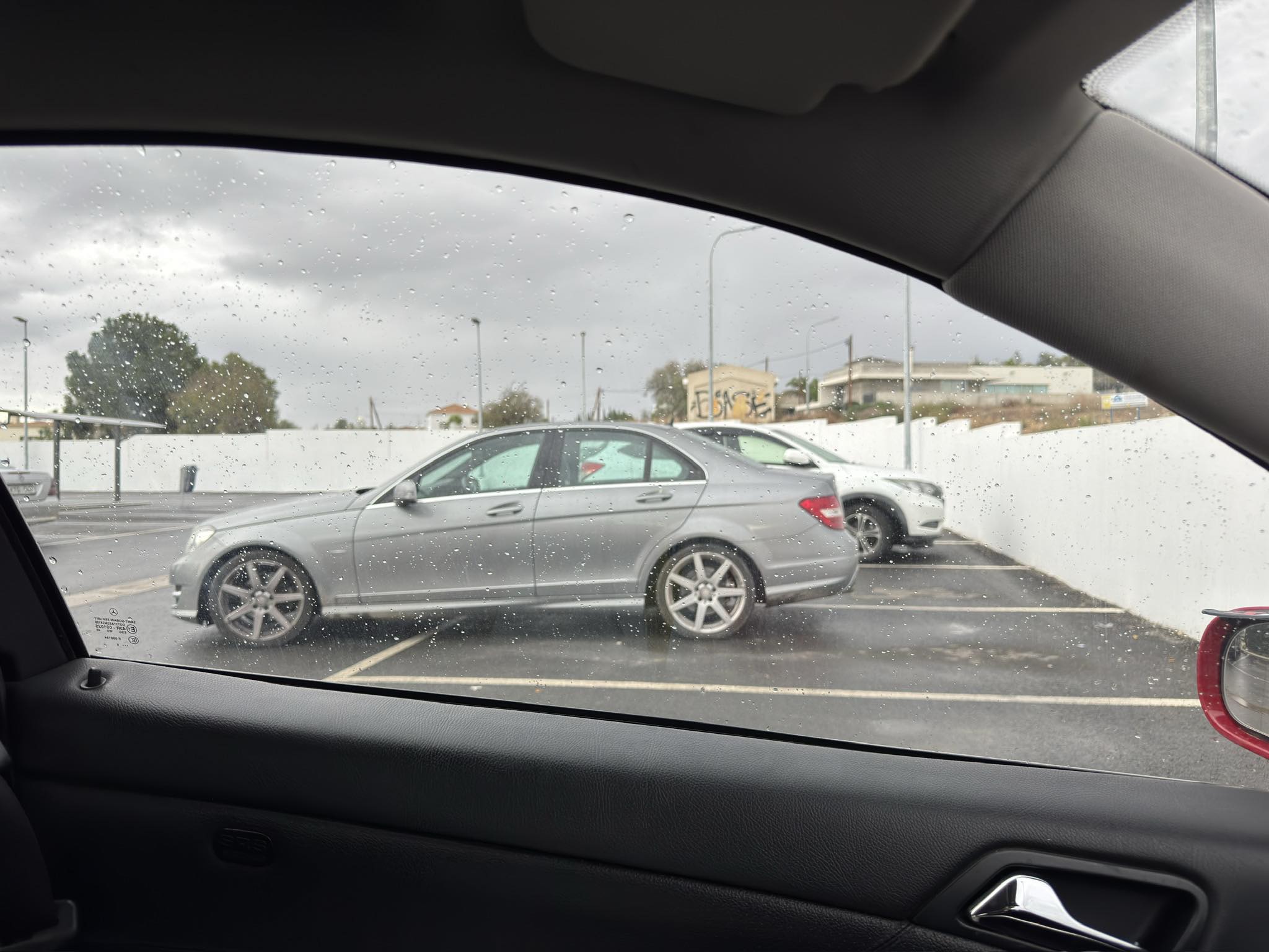 Τα είδαμε όλα: Δεν θα πιστέψετε πως πάρκαρε το όχημα του και προκάλεσε αντιδράσεις – «Ο μισός έξω»