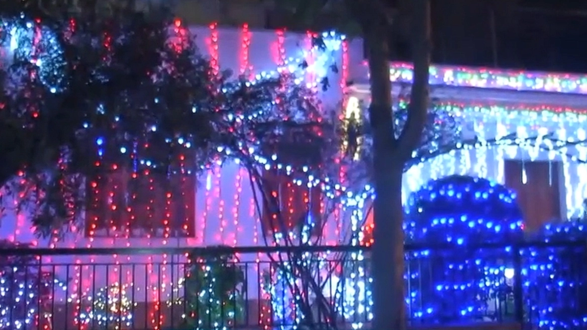 Εντυπωσιακός χριστουγεννιάτικος στολισμός σε σπίτι με 20.000 λαμπιόνια