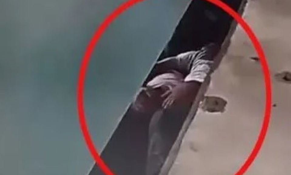 Video: Ά&nu;&delta;&rho;&alpha;&sigmaf; έ&gamma;&iota;&nu;&epsilon; &laquo;&alpha;&sigma;&pi;ί&delta;&alpha;&raquo; &gamma;&iota;&alpha; &tau;&omicron; &mu;&omega;&rho;ό &tau;&omicron;&upsilon; &kappa;&alpha;&iota; &tau;&omicron; &tau;&rho;έ&nu;&omicron; &pi;έ&rho;&alpha;&sigma;&epsilon; &alpha;&pi;ό &pi;ά&nu;&omega; &tau;&omicron;&upsilon;&sigmaf;