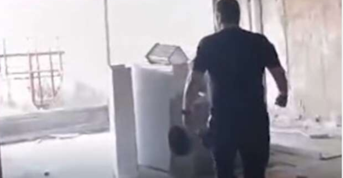 Συγκλονιστικό βίντεο: Αστυνομικοί σώζουν άνδρα που ετοιμαζότ
