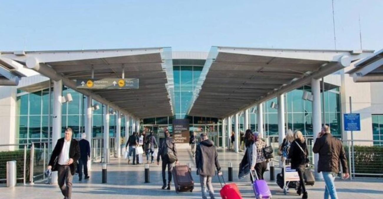 Εντοπίστηκαν 205 κούτες τσιγάρων και 23 κιλά καπνού σε αποσκευές επιβατών