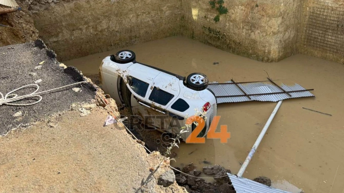 Αυτοκίνητο «βούλιαξε» στο Ηράκλειο γιατί υποχώρησε οδόστρωμα από την κακοκαιρία