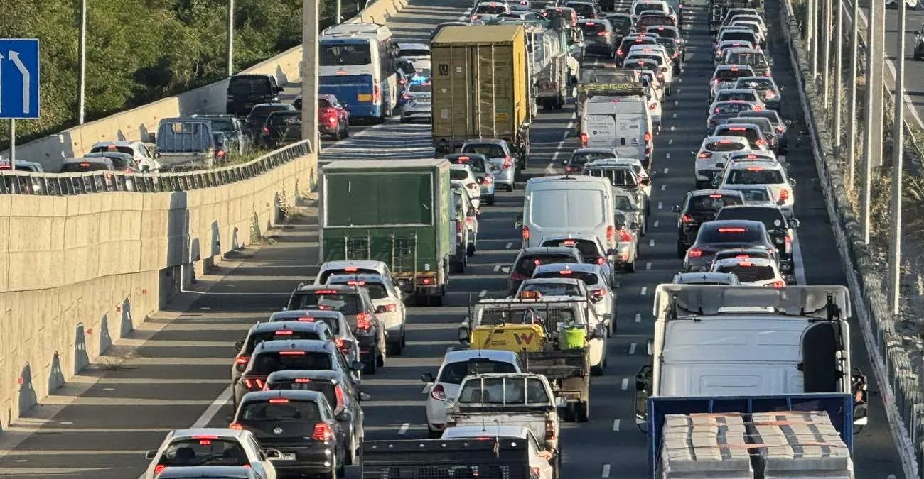 Πού έχει σήμερα κίνηση; Δες ποιοι δρόμοι «κοκκινίζουν» σε πραγματικό χρόνο