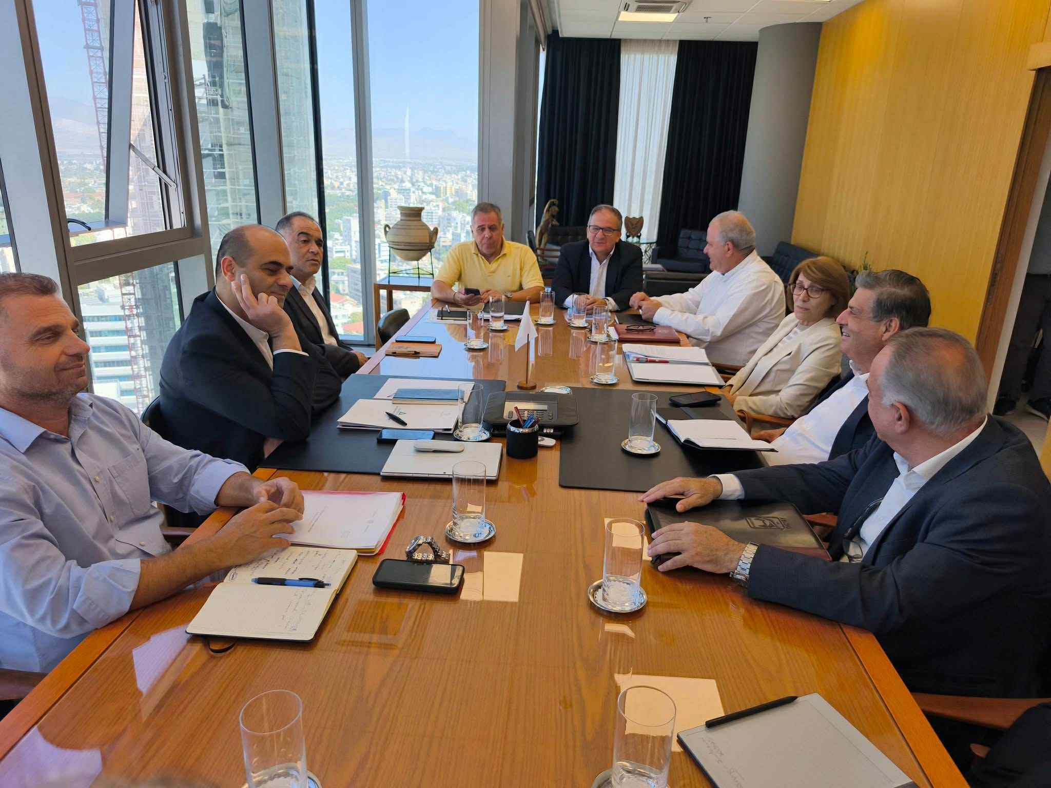 ΑΤΑ: Ικανοποιημένες οι συντεχνίες από την πολύωρη συνάντηση